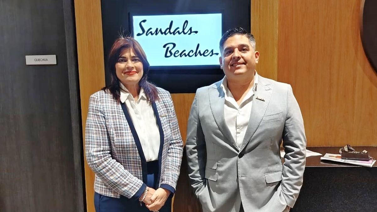 Equipo de Sandals: Arlenes García, directora de ventas y Marketing para Latinoamérica, y Giancarlos Cuadros, representante de ventas para Perú. Equipo de Sandals: Arlenes García, directora de ventas y Marketing para Latinoamérica, y Giancarlos Cuadros, representante de ventas para Perú.