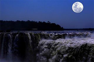Descubrí la excursión de Luna Llena en las Cataratas del Iguazú y disfruta de una vista diferente de esta maravilla natural.