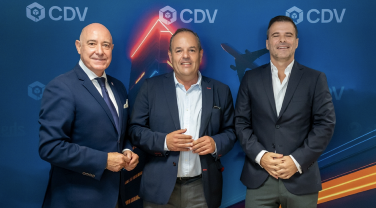 Parte del equipo de CDV durante la inauguración de su nueva sede en Alicante.