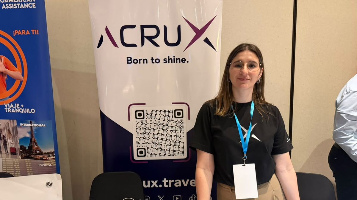 Déborah Lobelos, responsable de Comunicaciones y Marketing de Acrux Travel, en el Ladevi Workshop Guayaquil.