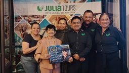 La directora de Juliá Tours México, Lilia Álvaro, junto a su equipo comercial e Isabel Pareja de Quiñones, fundadora de VIPAC Perú.