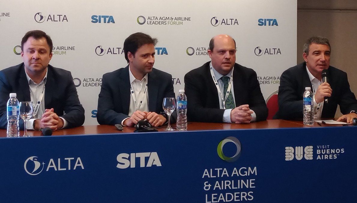 Randall Agüero, gerente de Alianzas de Gol; Celso Ferrer, CEO de Gol; Pablo Ceriani, CEO de Aerolíneas Argentinas y Fabián Lombardo, gerente Comercial y de Red de Aerolíneas Argentinas.