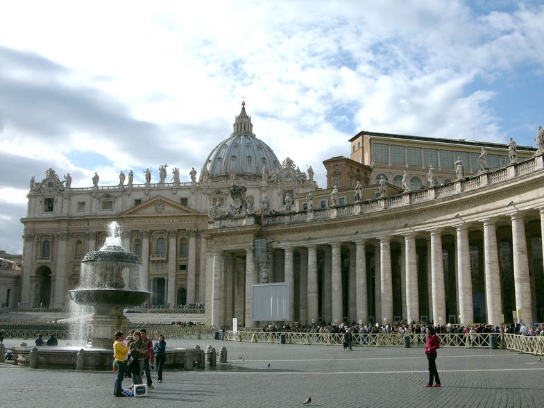 La basílica de San Pedro se erige en el lugar en el que Calígula había ordenado la construcción de un circo y donde San Pedro sería martirizado.