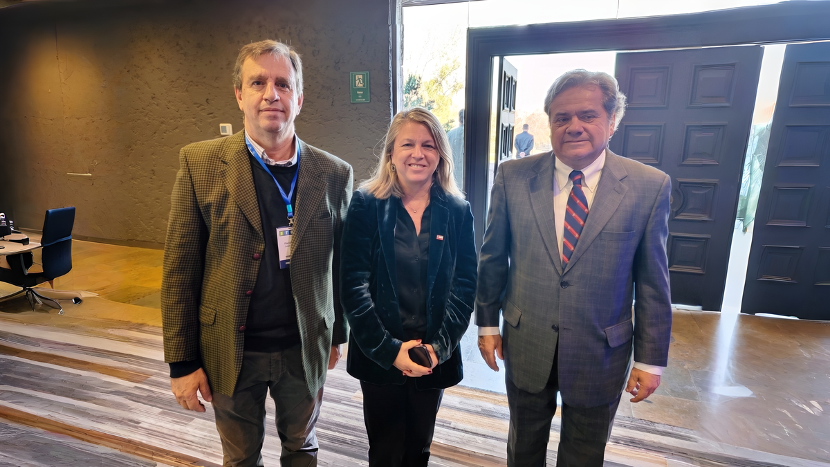 Alberto Pirola (Hoteleros de Chile), María Paz Lagos (subsecretaria de Turismo) y José Miguel Soto-Luque (Interexpo). 