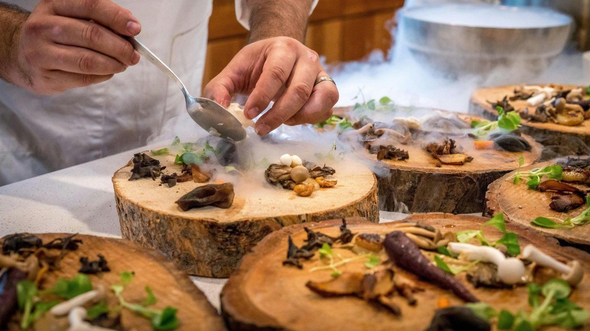 Vacaciones 2026: los 10 restaurantes imperdibles de este año fusionan tradiciones milenarias con técnicas modernas y buscan tener un anclaje con la cultura local. Vacaciones 2026: los 10 restaurantes imperdibles de este año fusionan tradiciones milenarias con técnicas modernas y buscan tener un anclaje con la cultura local.
