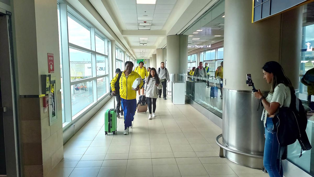 Pasajeros embarcan el nuevo vuelo de Air Europa en el aeropuerto Mariscal Sucre de Quito.