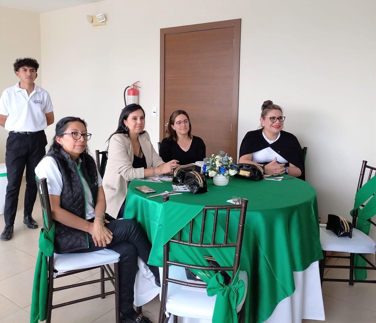 Un nutrido grupo de líderes de opinión y agentes de viajes asistieron a la presentación de Mis Destinos Mayorista de Turismo. 