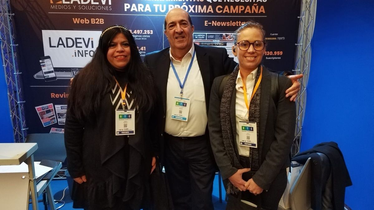 Equipo de Unicotour junto a Ladevi.