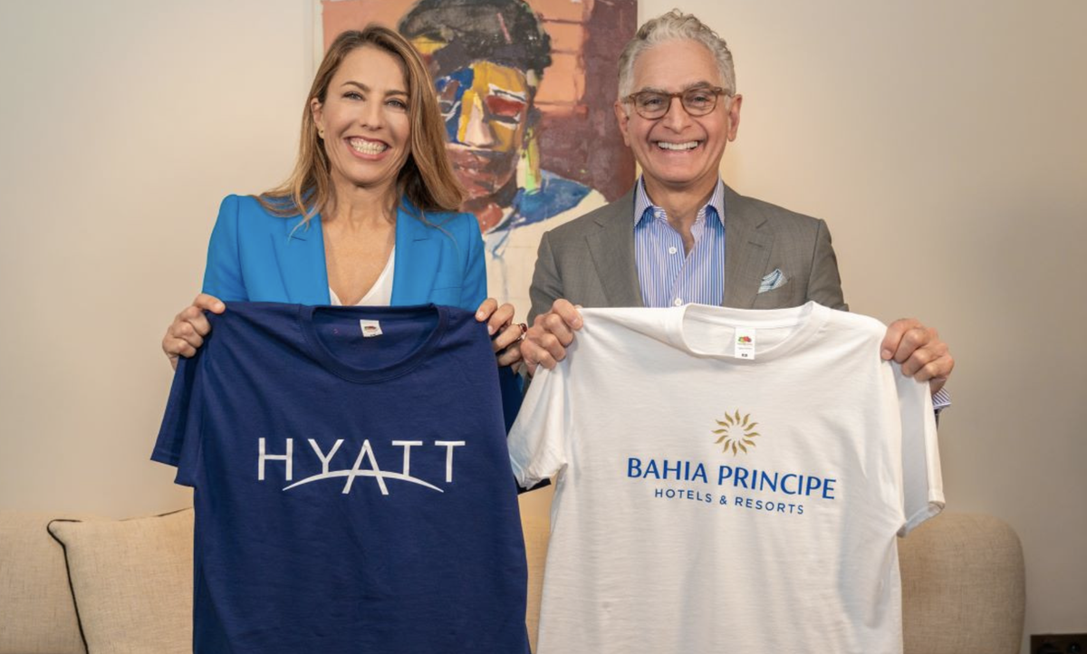 Encarna Piñero, CEO Global del Grupo Piñero y Mark Hoplamazian, presidente y CEO de Hyatt.