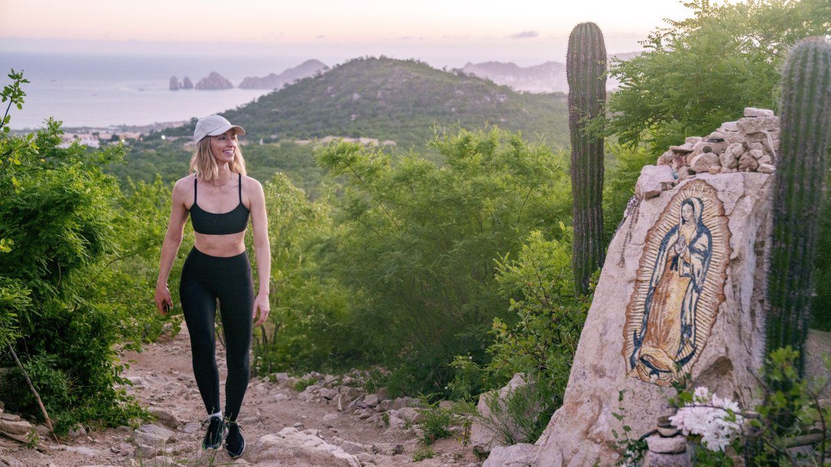 Mujeres que viajan solas en vacaciones: Los Cabos se destaca por la hospitalidad de su gente. 