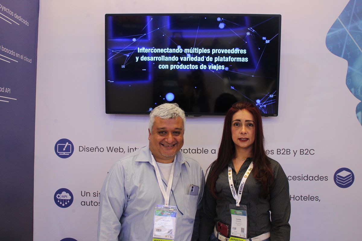 Heriberto Sánchez y Claudia Hernández de Klear Technology Group.