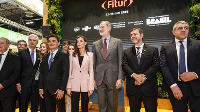 SS.MM. Los Reyes de España recibidos por una importante delegación de ministros, funcionarios y empresarios del sector.