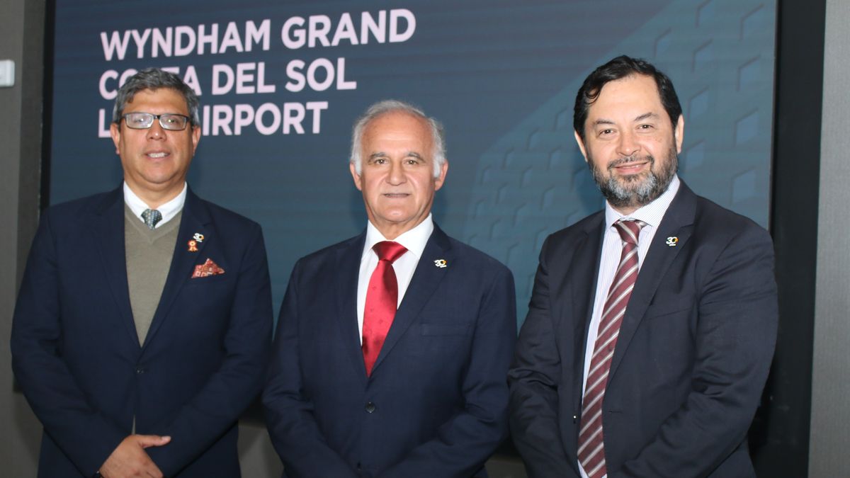 Sergio Rivas, gerente general de Costa del Sol, Mario Mustafá, presidente del directorio, y Miguel Legarda, gerente del hotel Wyndham Grand Costa del Sol Lima Airport. 