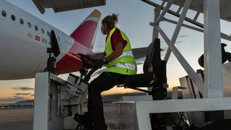 Trabajador del servicio de handling de Iberia.