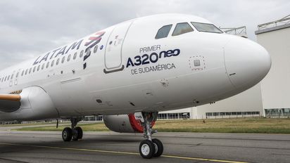Uno de los aviones A320 de Airbus propiedad de LATAM Airlines, una de las aerolíneas afectadas por los problemas de software este fin de semana.