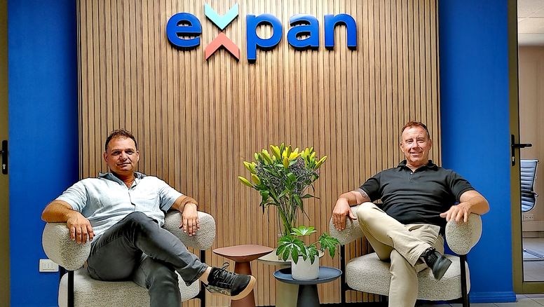 Alfonso Hartard y Eugenio Cox muestran las renovadas oficinas de Expan Tours.&nbsp;