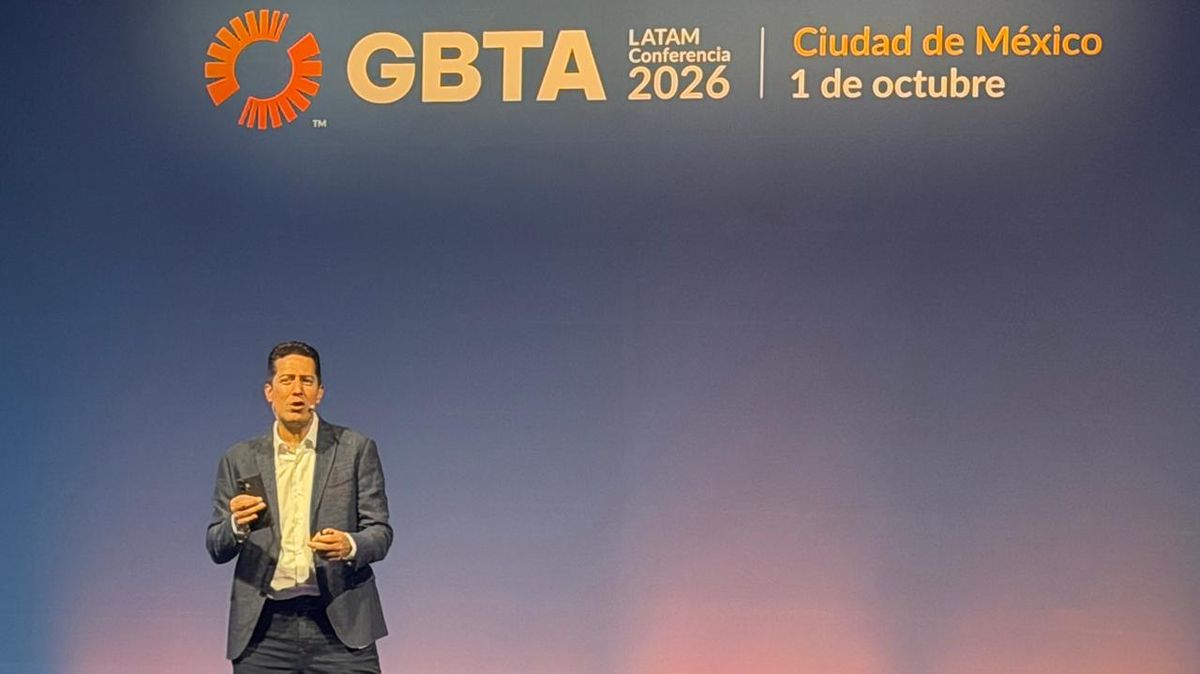 Santiago Cardona presentó en GBTA: Agentes: La nueva ola de experiencias humanas usando IA.