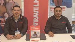 Equipo de TRAVELKIT, encabezado por Alfredo Chiriboga, gerente comercial (derecha), en el Ladevi Workshop en Quito. 