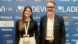 José Manuel Llorens, socio fundador y director comercial de Producto Propio, y Paula Capera, responsable comercial para Latinoamérica de Producto Propio, durante la Vitrina Turística Anato 2026. &nbsp;