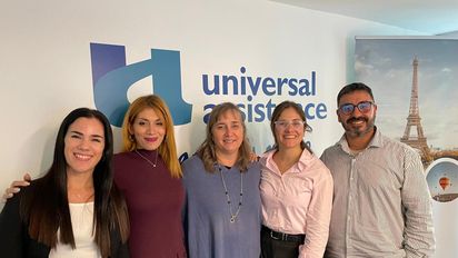 Los directivos de Volando Viajes y Universal Assistance al término del encuentro.