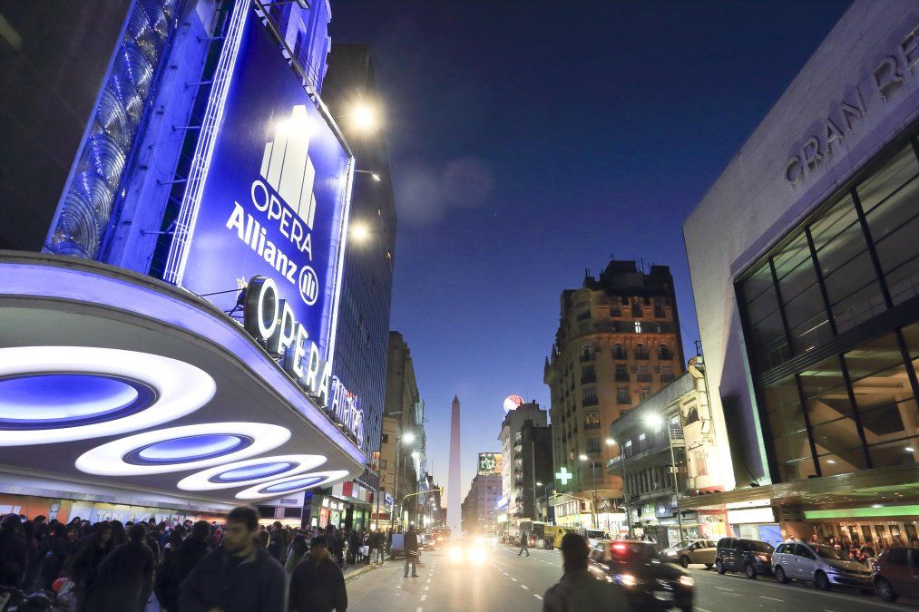 Ir a ver una obra de teatro a la calle Corrientes es una actividad emblemática para turistas y locales.