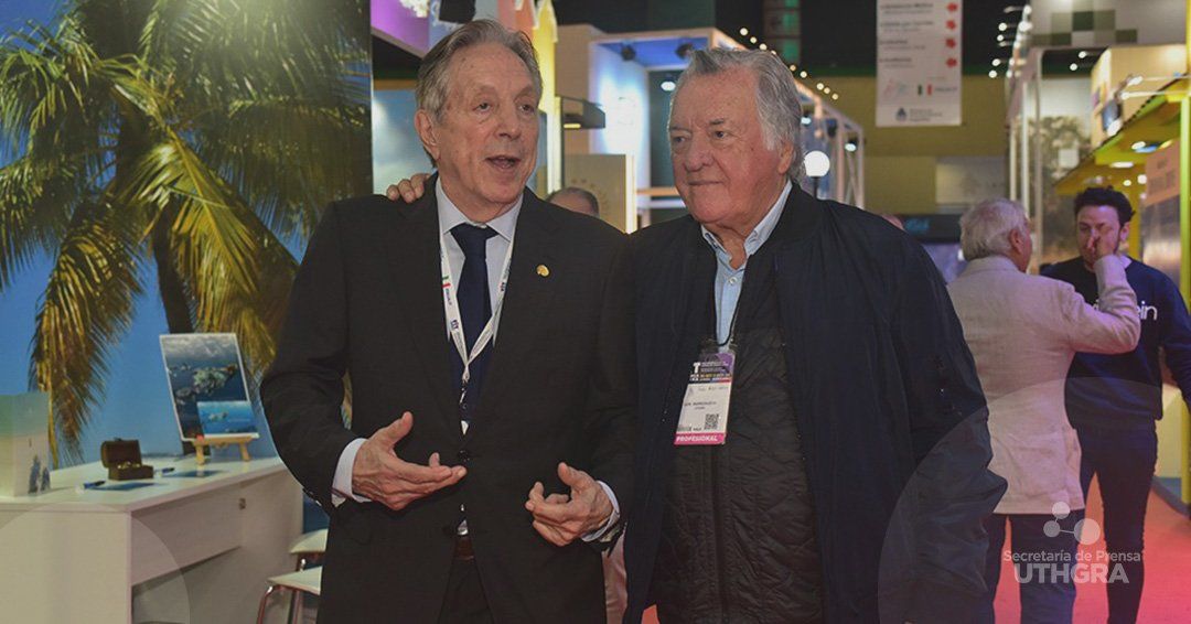 El presidente de la CámaraArgentina de Turismo, Oscar Ghezzi; y el secretario general de Uthgra, Luis Barrionuevo,recorriendo la Feria Internacional de Turismo de América Latina 2023.&nbsp;