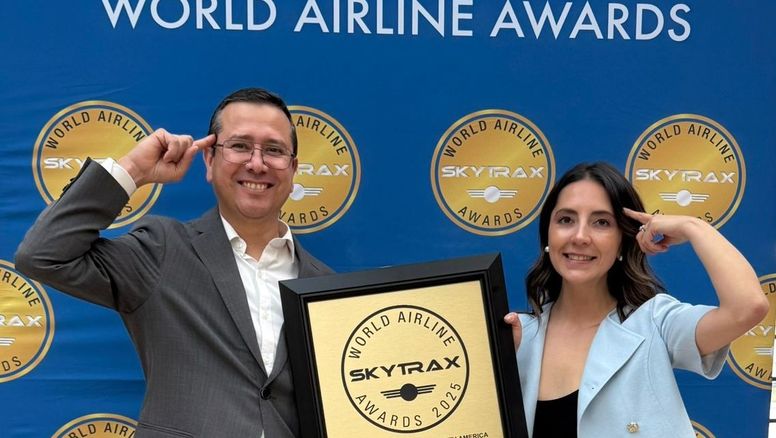 Rodrigo Barrios y Aylin Ubilla recibieron el nombre de JetSMART el premio Skytrax 2025 a Mejor Aerolínea de Bajo Costo de Sudamérica.