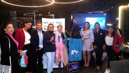 Equipo de UltraGo, encabezado por Camilo Salazar, director comercial UltraGo Latinoamérica; Marcela Ayala, asesora comercial de UltraGo Ecuador (3a der.); y Jéssica Cruz, asesora comercial de UltraGo en Guayaquil (2da der.); junto a Claudia Delgado, representante comercial de Autoridad Turismo de Aruba (4ta izq.) y la actriz Juana Guarderas. 