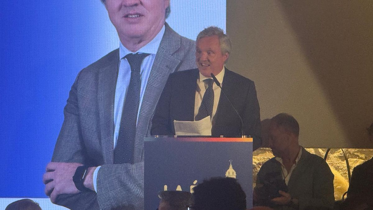 Garrido con el discurso de bienvenida a la gala de la Cumbre.