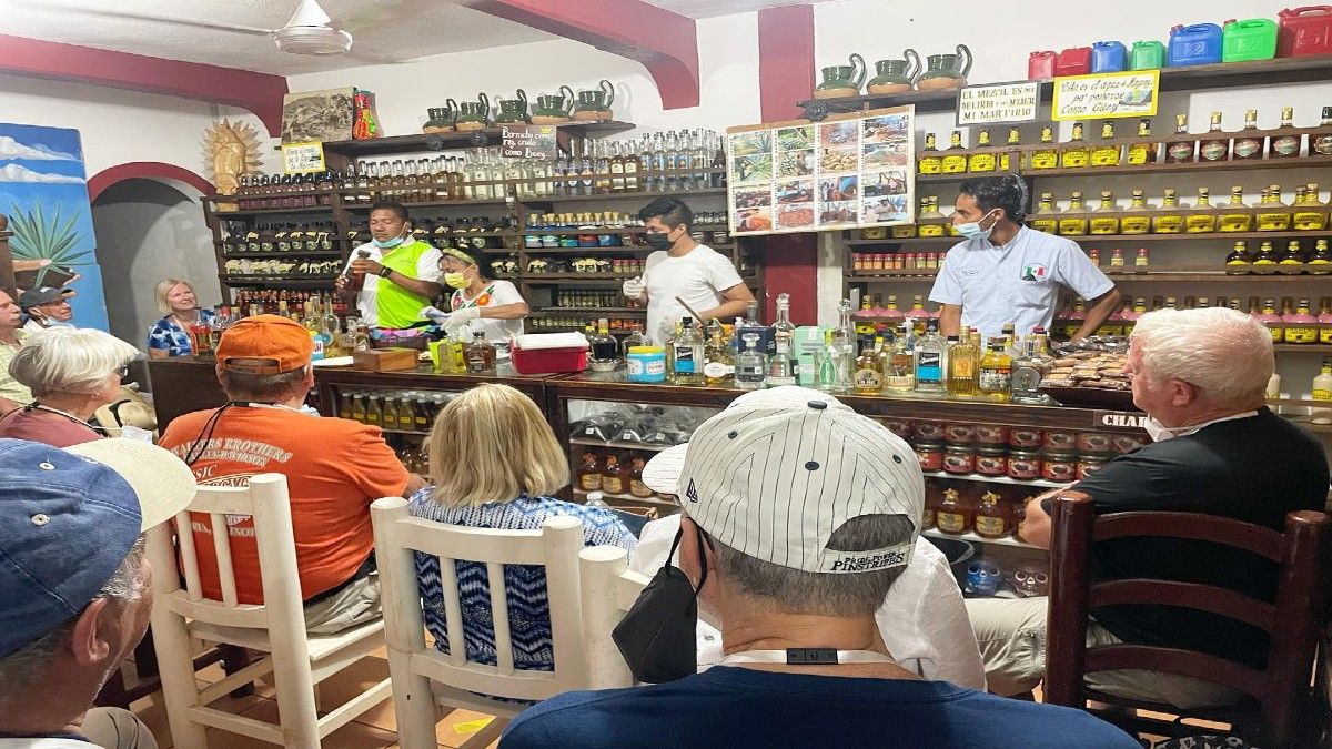 Disfruta de una cata de mezcal en el corazón de Huatulco.