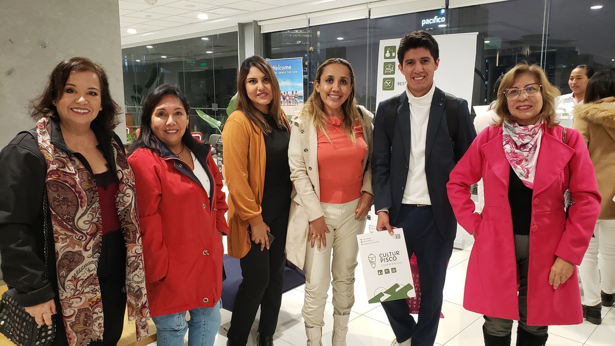Agencias de viajes reunidas para celebrar el Día de Independencia de Estados Unidos.