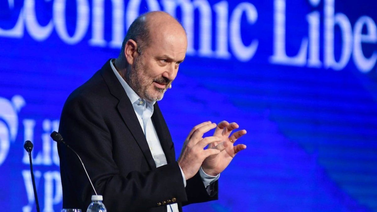 Federico Sturzenegger, el elegido por Javier Milei para desregular Turismo. Agencias de viajes con recelo.