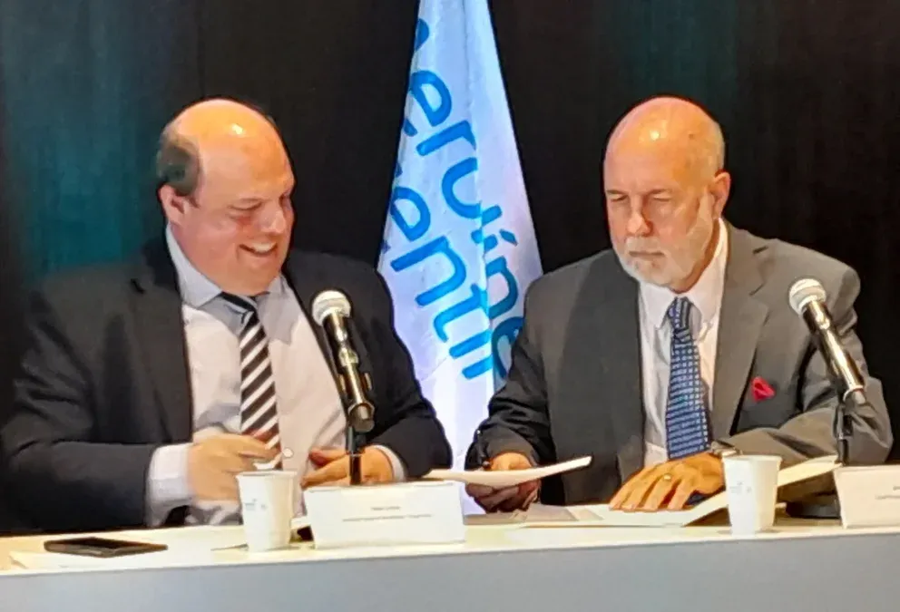 Pablo Ceriani, presidente de Aerolíneas Argentinas y Michael Swiatek, CSO (Chief Strategy Officer) de Grupo Abra, intercambian copias firmadas del memorándum de entendimiento.