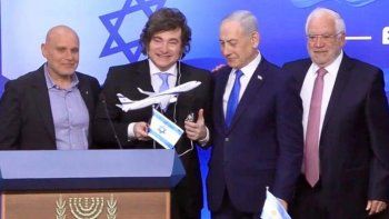 Levy Halevy, CEO de El Al; Javier Milei, Benjamin Netanyahu; y Amikam Ben Zvi, presidente del Consejo de Administración de El Al.&nbsp;
