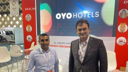 Prasun Choudhary, presidente de OYO International; y Vishal Singh, jefe de Distribución; presentes en el Tianguis 2021 de Mérida.