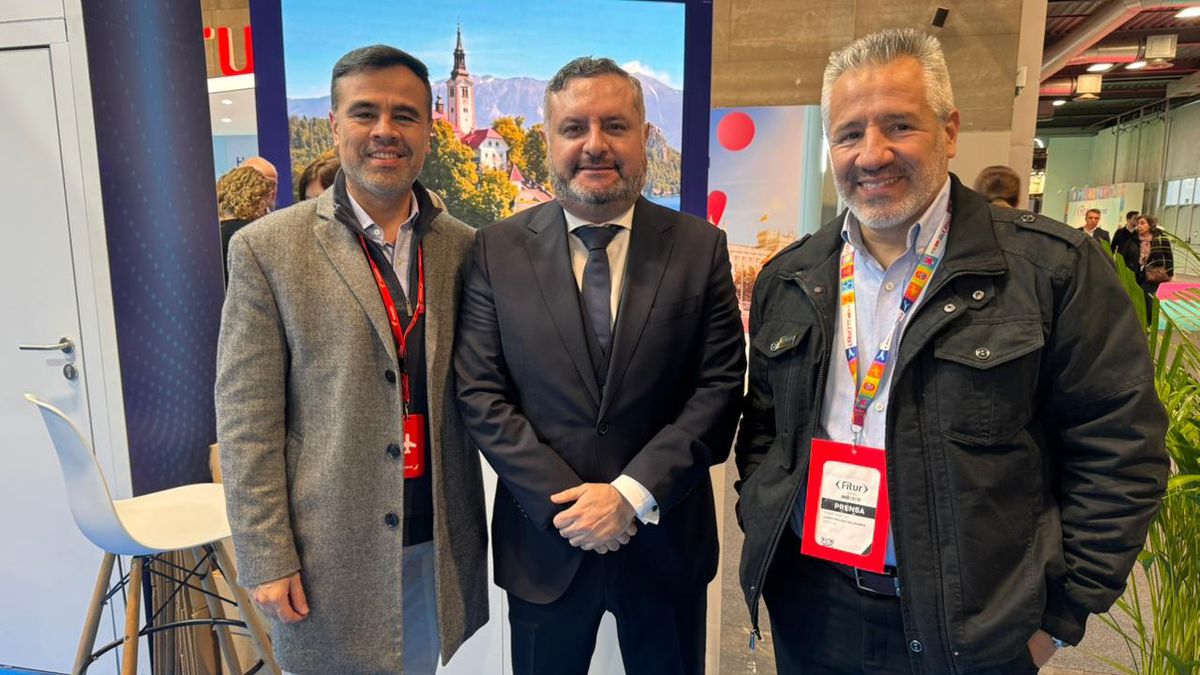 Edwin Rincón, country manager de Iberia Ecuador; Fidel Murgueytio, gerente general de Maxitravel; y Fabián Manotas, director de Ladevi Colombia, Ecuador y Perú. Fitur 2026.