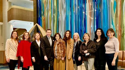 Fabio León Ramírez (director de Ventas del Mandarin Oriental Ritz Madrid) junto a importantes empresas locales del rubro turístico.