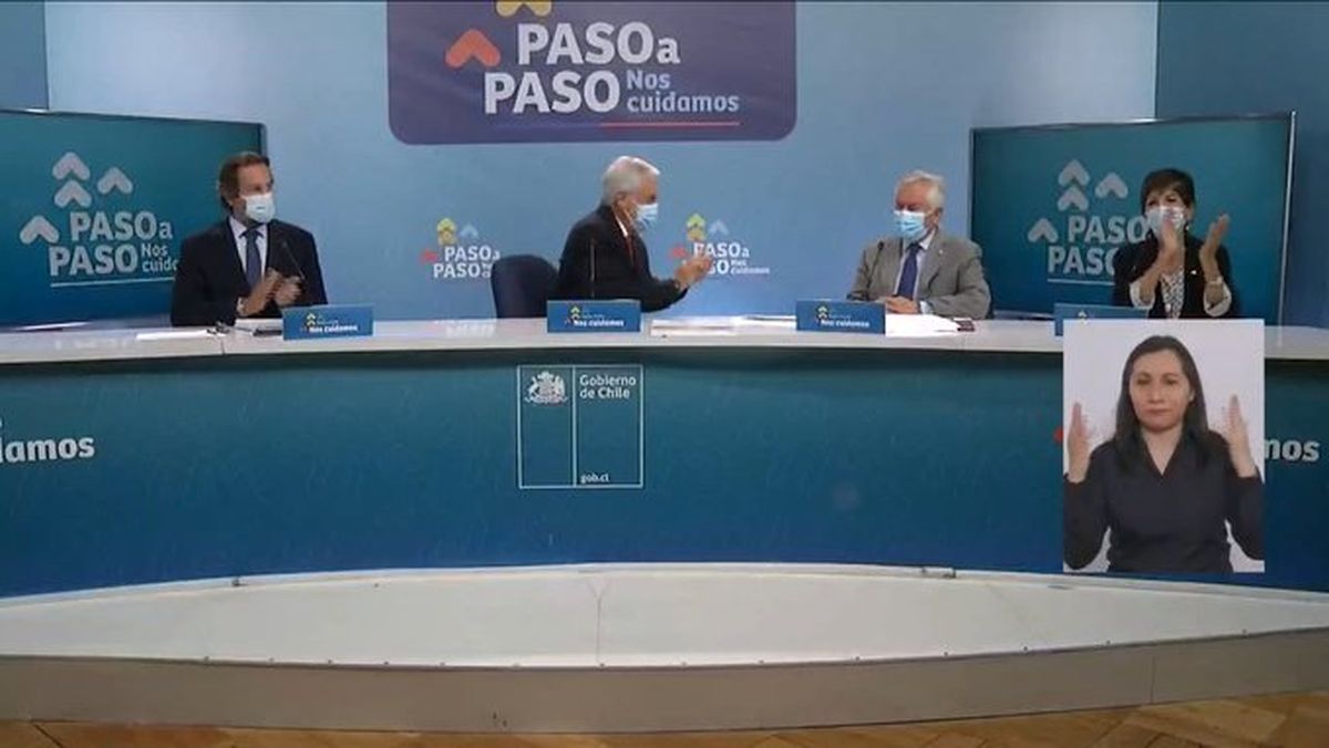 El ministro Paris hizo el anuncio de los controles de PCR aleatorios en el aeropuerto en su último informe epidemiológico, acompañado del presidente Sebastián Piñera. 