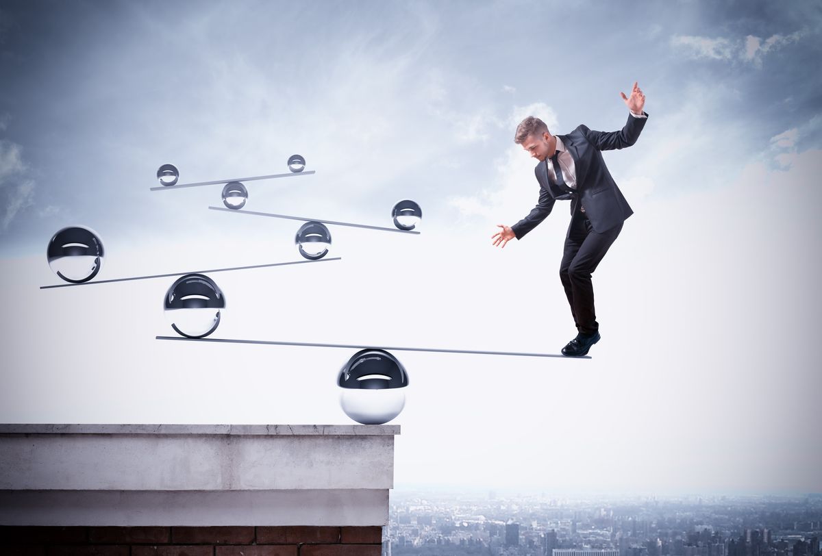 Un final de año agridulce: mientras el turismo emisivo bate récords por el dólar quieto, el sector local sufre la caída del gasto y la estadía promedio. La esperanza del verano se aferra a las cuotas, pero la brecha financiera y la carga fiscal solo benefician a los grandes, profundizando la desigualdad que el mercado pide corregir con urgencia.