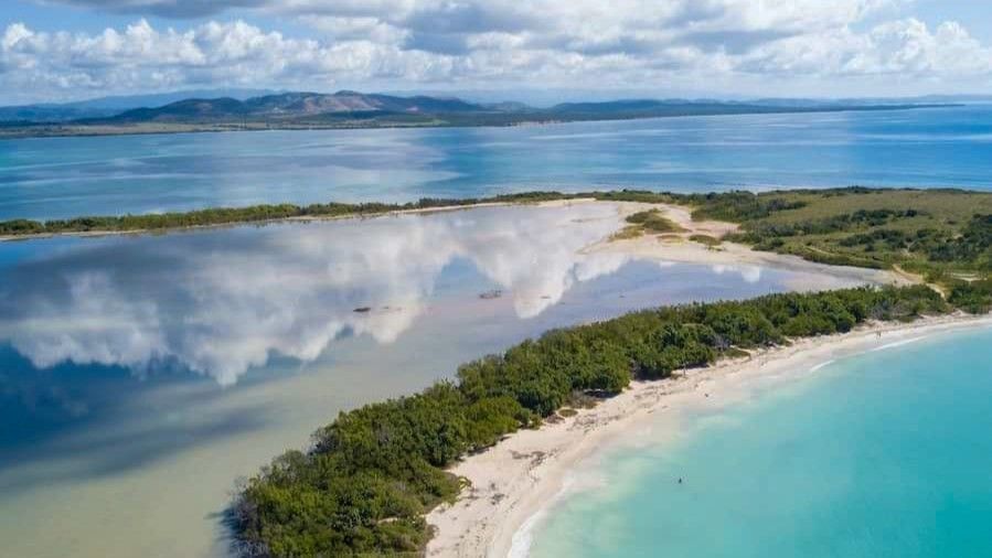 La playa se encuentra en la reserva natural de Cabo Rojo y ofrece vistas hacia el litoral y el faro de Los Morrillos.