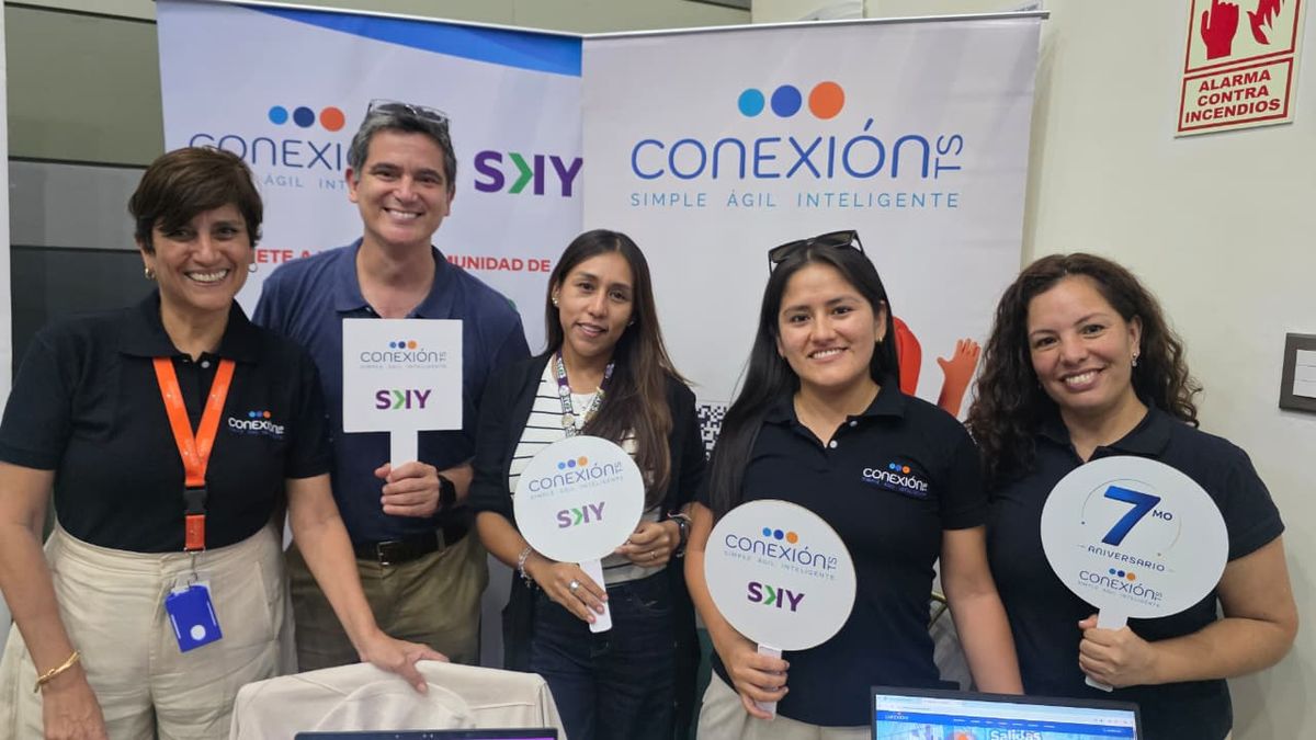 Cecilia Scarpati, Carlos Revoredo, Mayumi Quezada y Gissel Figueroa, de ConexiónTS y Natalie Villacorta, de Sky Airline.