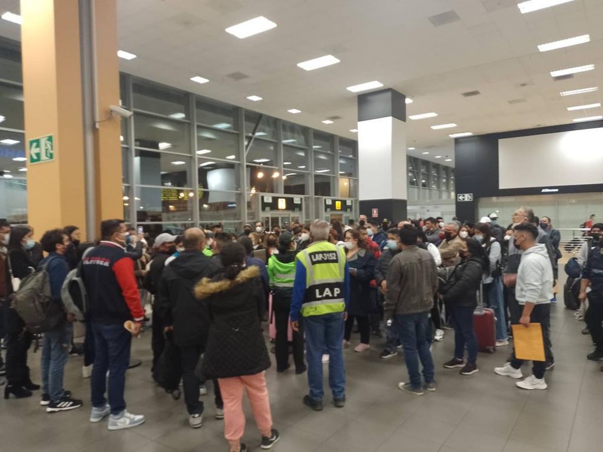 Verdadero caos en Migraciones del Aeropuerto Internacional Jorge Chávez por lo que Apavit denominó barrera burocrática en la expedición de pasaportes. - Ladevi Medios y Soluciones Verdadero caos en Migraciones del Aeropuerto Internacional Jorge Chávez por lo que Apavit denominó barrera burocrática en la expedición de pasaportes.