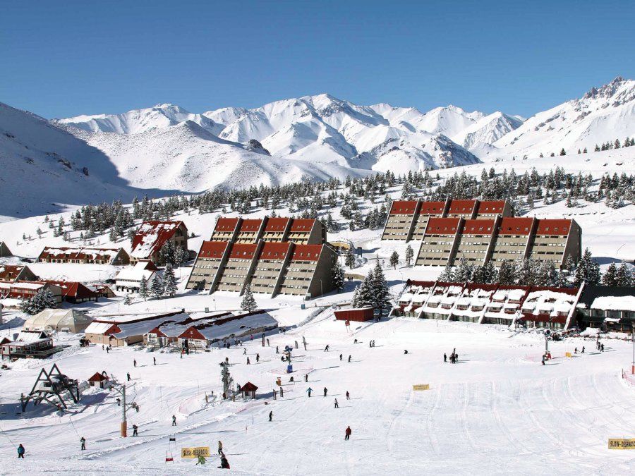 El centro de esquí Las Leñas se encuentra a 340 km. de la capital de Mendoza y a tan solo 20 km. de Los Molles. 