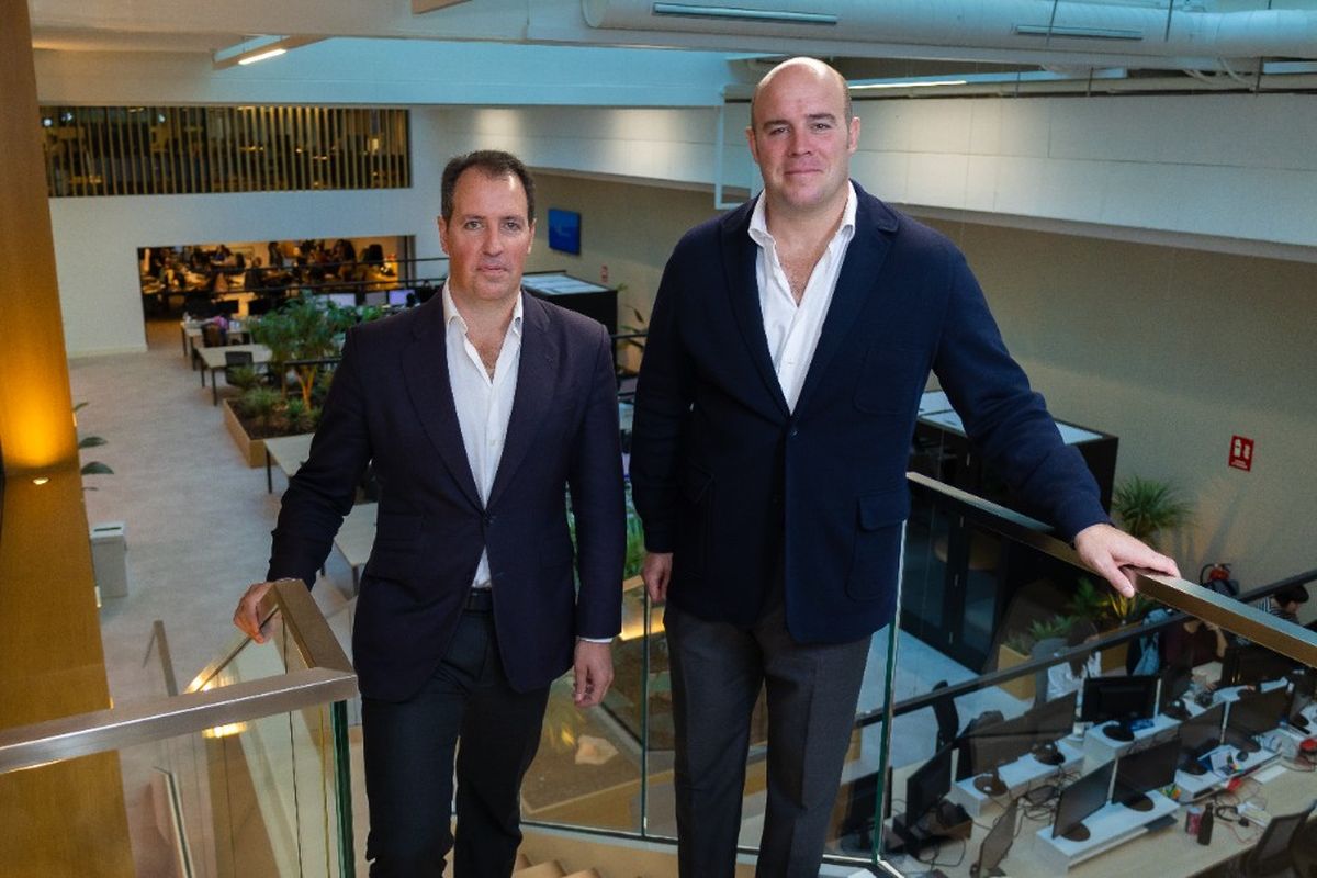 Jorge Espinós y Guillermo Espinós en las nuevas oficinas de VB Group en Madrid