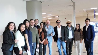 Parte del equipo Maxitravel -incluido Fidel Murgueytio, gerente general; junto a importantes agencias de viajes de Quito y Ambato.