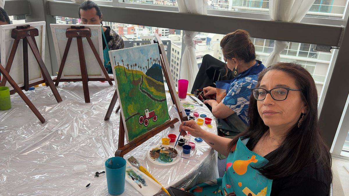 Asistentes a evento de Mis Destinos participaron en una actividad con pintura.