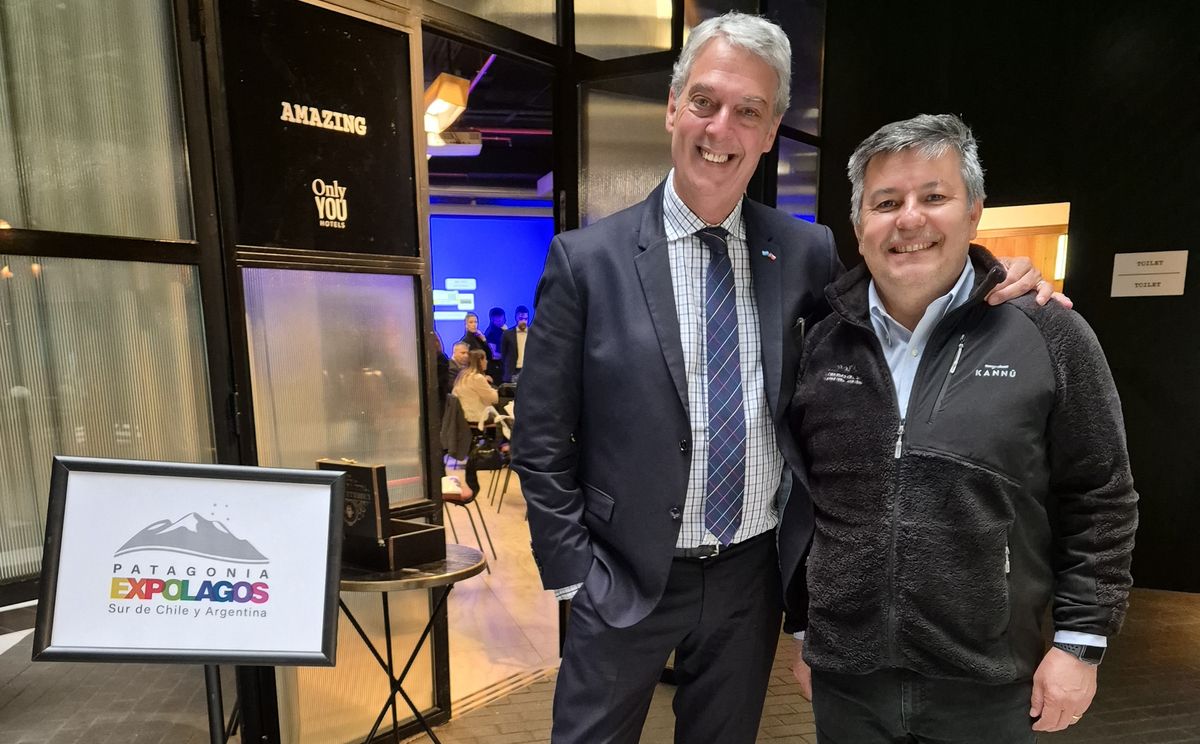 Roque Palacios, director general y fundador de Expolagos Patagonia; junto a Rodrigo Bravo, director comercial de Loberías del Sur Hotel y Navegación en Puerto Chacabuco –Aysén–.