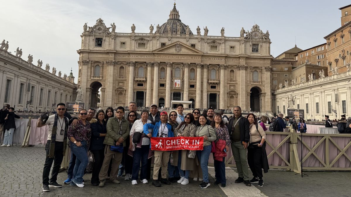 Grupo de agentes en la Plaza de San Pedro durante la visita al Vaticano.