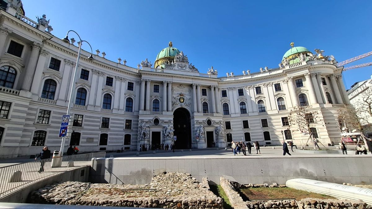 El Palacio Imperial de Hofburg fue durante seis siglos el centro del poder político de los Habsburgo y aún hoy alberga las oficinas del presidente de Austria. El Palacio Imperial de Hofburg fue durante seis siglos el centro del poder político de los Habsburgo y aún hoy alberga las oficinas del presidente de Austria.