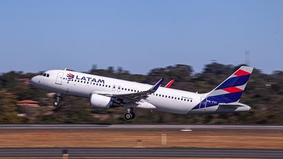 Resultados positivos de LATAM Airlines en demanda de pasajeros, impulsados en parte por Ecuador